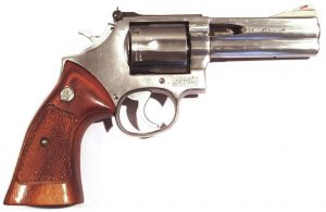 Revólver SMITH & WESSON, modelo 686 DISTINGUISHED COMBAT MAGNUM, calibre 357 MG, nº AAF7490-0