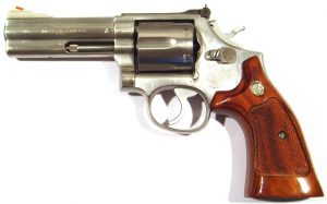 Revólver SMITH & WESSON, modelo 686 DISTINGUISHED COMBAT MAGNUM, calibre 357 MG, nº AAF7490-2549