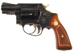 Revolver SMITH & WESSON, modelo 36, calibre 38SP, nº J673649-2550