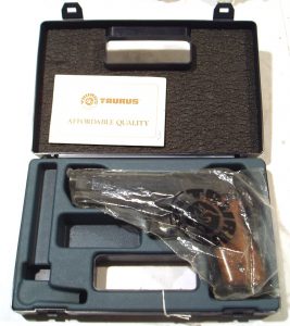 Pistola TAURUS, modelo PT99AF, calibre 9 Pb., nº TLK87458D-2940