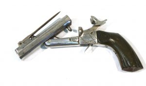 Pistola original SIN MARCA, modelo 2 cañones con bayoneta de 7 cm. calibre 10,5 mm, nº 39.-3486