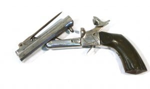 Pistola original SIN MARCA, modelo 2 cañones con bayoneta de 7 cm. calibre 10,5 mm, nº 39.-3486