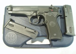 Pistola BERETTA, modelo 92FS, calibre 9 Pb., nº N99260z-3888