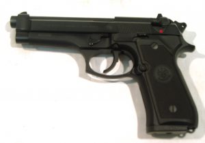Pistola BERETTA, modelo 92FS, calibre 9 Pb., nº N99260z-3906